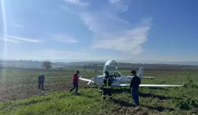 Eğitim uçağı tarlaya zorunlu iniş yaptı